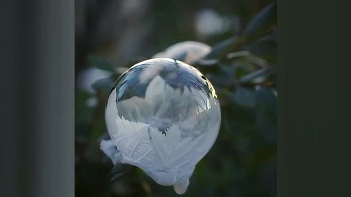 Faszinierend! So verwandeln sich Seifenblasen in Eiskristallkugeln