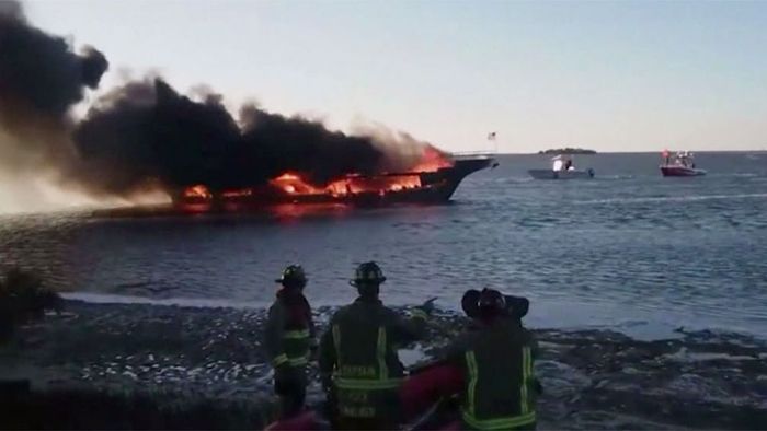 Feuerinferno! Casino-Schiff brennt aus
