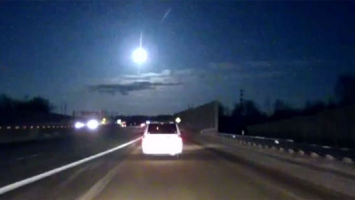 Lichtblitz am Himmel: Dashcam filmt Meteor