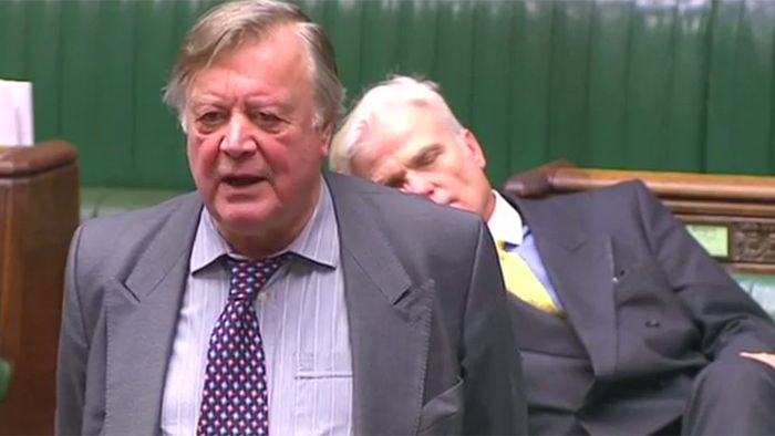 Irre witzig! Abgeordneter schläft während Brexit-Debatte ein