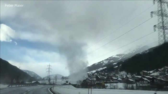 Spektakuläre Aufnahme: Schneetornado fegt durch Österreich