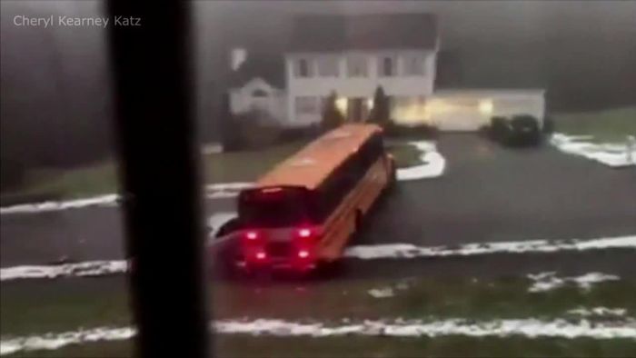 Keine Chance: Schulbus rutscht vereiste Straße herunter