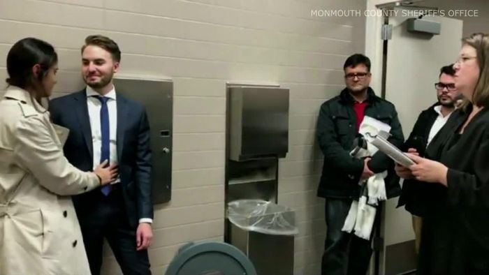 Romantik adé: Hochzeit muss auf Toilette stattfinden