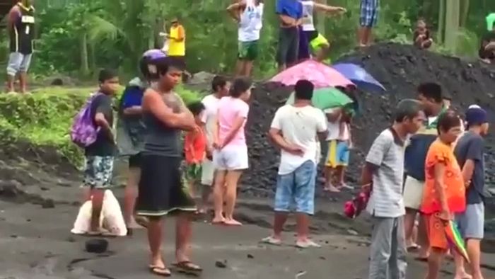 Lava, Asche, Schlamm: Lage am Vulkan Mayon bleibt bedrohlich