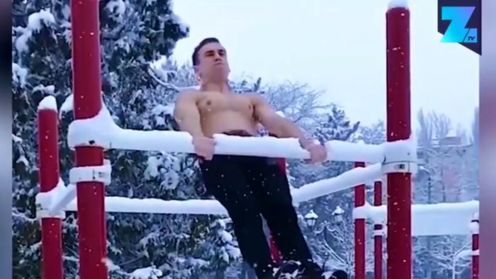 Krasse Klimmzüge:  Russe trainiert halbnackt im Schnee