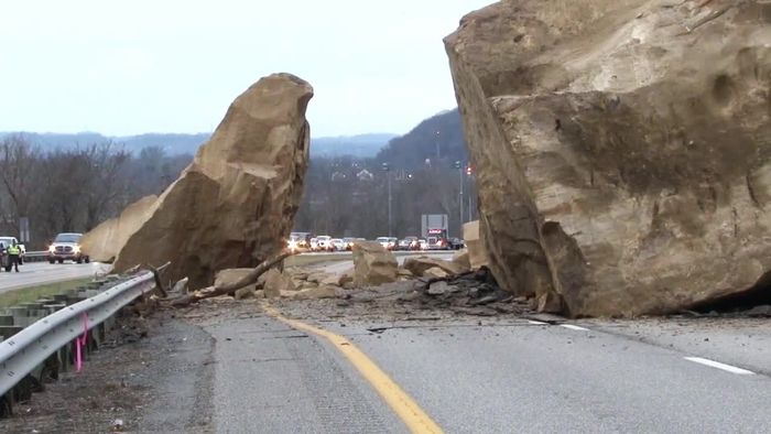 Schrecksekunde: Riesige Felsbrocken stürzen auf Highway