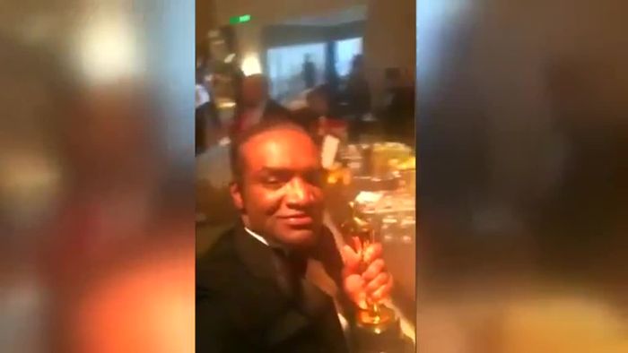 Dreister Oscar-Dieb posiert mit gestohlener Trophäe Dreister Oscar-Dieb posiert mit gestohlener Trophäe
