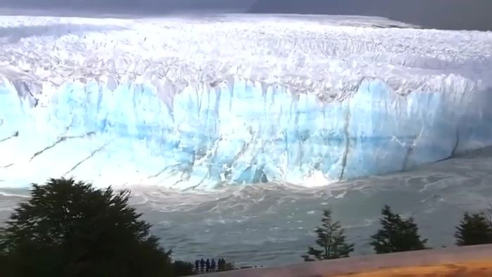 Großartiges Naturschauspiel: Eisbrücke bricht von Gletscher ab