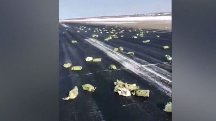 Goldregen: Flugzeug verliert 172 Goldbarren auf Startbahn