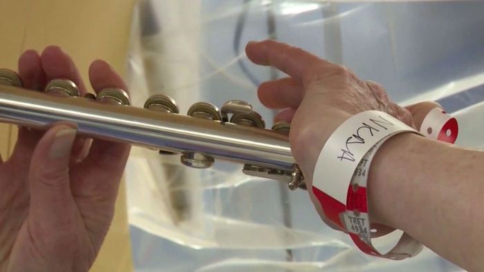 Während Gehirnoperation: Patientin spielt Querflöte
