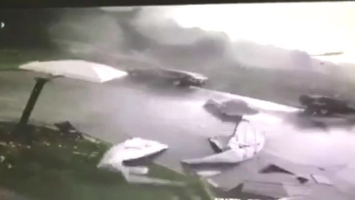 Tornado wirbelt Autos wie Spielzeuge durch die Luft