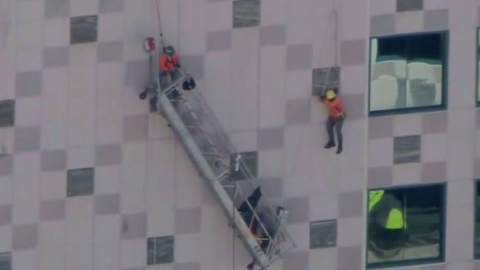 Außenlift abgestürzt: Arbeiter hängen zwischen Himmel und Erde
