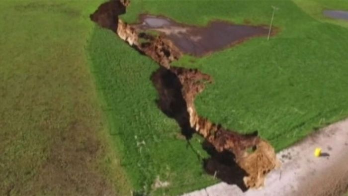 Schreck in Neuseeland: Riesige Erdspalte öffnet sich