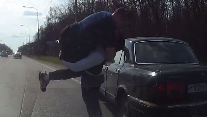 In bester Wrestling-Manier: Autofahrer prügeln aufeinander ein