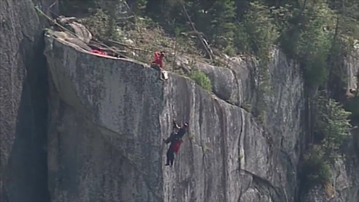 Lebensgefährlich! Mann baumelt mit Fallschirm am Abgrund