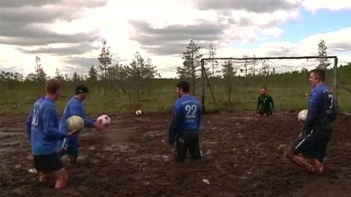 Bei jedem Wetter möglich: Fußball im Sumpf