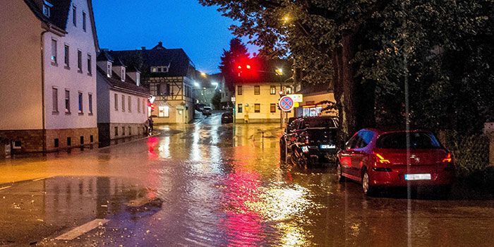 Blitze, Starkregen, Überflutungen: Unwetter Schlagen Erneut Heftig Zu ...