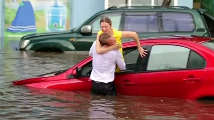 Hochwasser: Spektakuläre Rettung an WM-Spielort