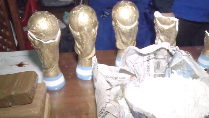 Drogen in WM-Pokalen: Kokain-Schmuggler verhaftet