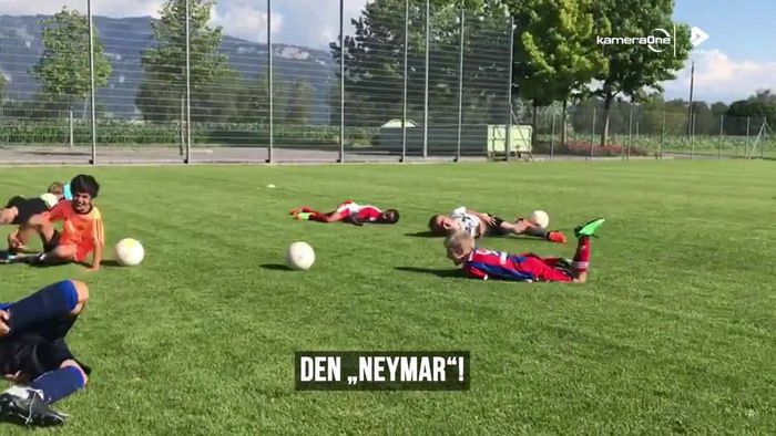 Zum Schreien: Fußball-Kids ahmen Schwalbenkönig Neymar nach
