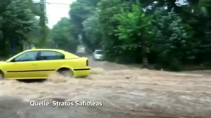 Befremdlicher Kontrast: Nach Waldbränden nun Überflutungen in Athen Befremdlicher Kontrast: Nach Waldbränden nun Überflutungen in Athen