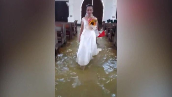 Kirche durch Monsun überflutet: Brautpaar ist es egal