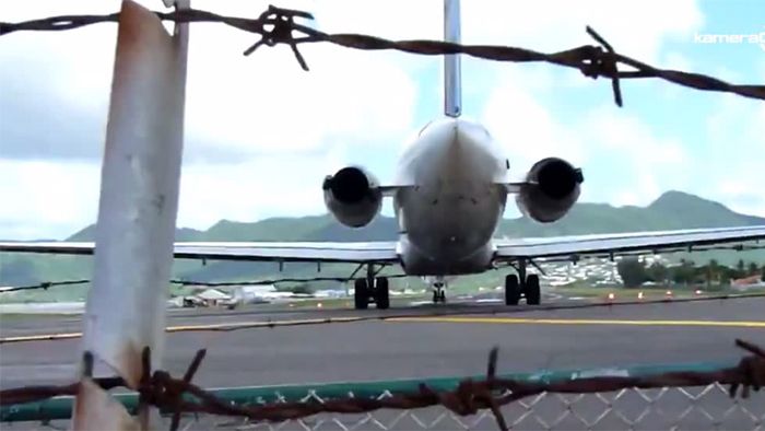 Total verrückt: Touristen stellen sich hinter Flugzeugturbine
