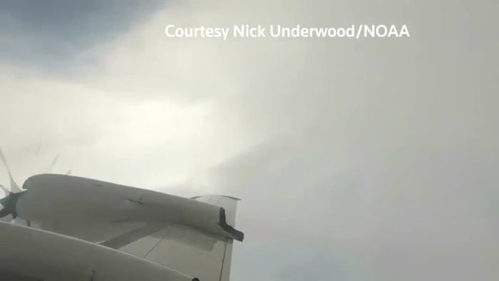 Flugzeug fliegt durchs Auge von Hurrikan FLORENCE