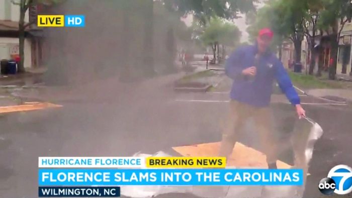 Hurrikan FLORENCE: Reporter wird von Trümmerteil getroffen