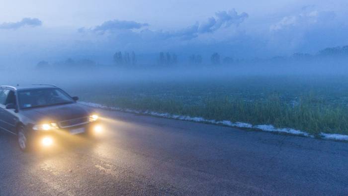 Bei starkem Nebel sollten Fahrer die Nebelscheinwerfer einschalten.