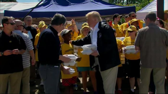 Trump verteilt Essenspakete an Hurrikan-Betroffene