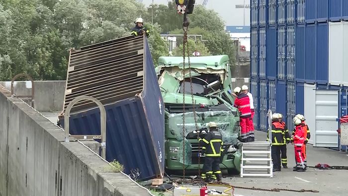 In Hamburg wurde ein Container auf einen LKW geweht.