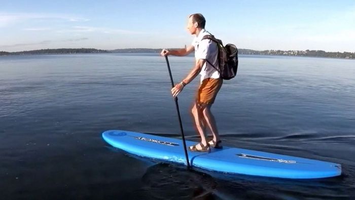 Einmaliger Arbeitsweg: Google-Angestellter nutzt Paddle-Board, Gleitschirm und Einrad