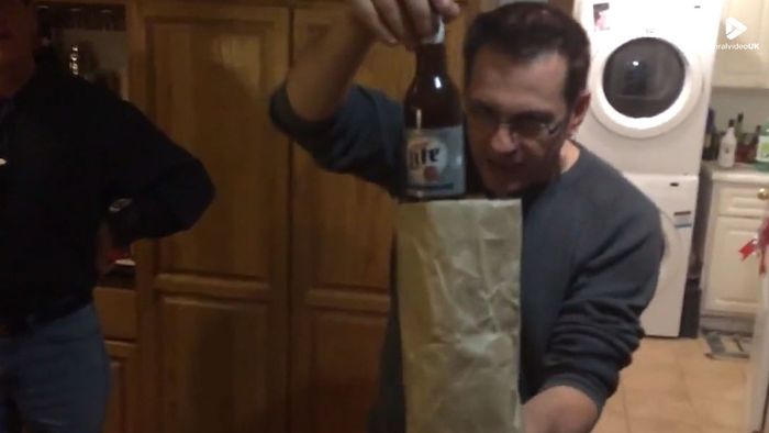 Genialer Trick: Zauberer lässt Bierflasche verschwinden