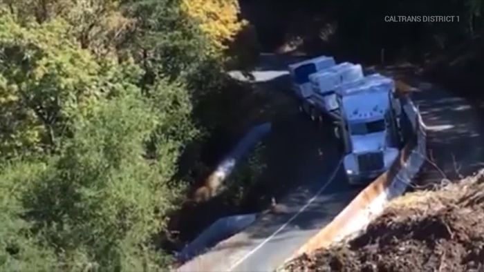 Kurve zu eng: Truck stürzt Abhang hinunter
