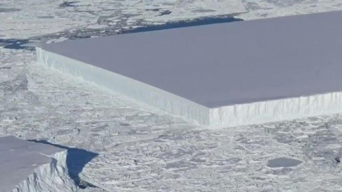 Überraschung: Forscher sichten rechtwinkligen Eisberg