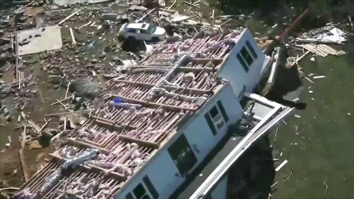 Tornado dreht Haus auf Dach