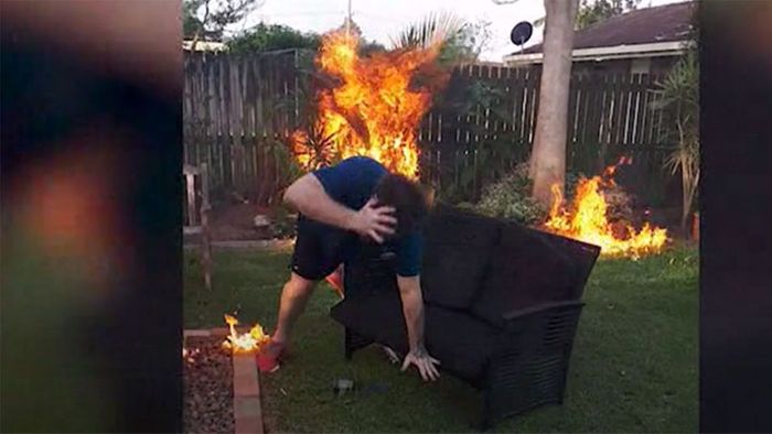 Zu dämlich: Mann setzt Garten in Brand