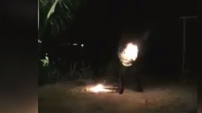 Dumm gelaufen: Feuerspucker steht in Flammen