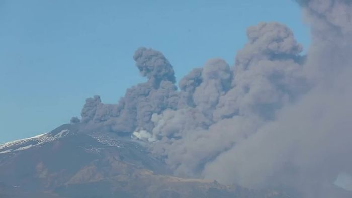 Ätna spuckt Lava und Asche: Vulkan auf Sizilien mit starker Aktivität