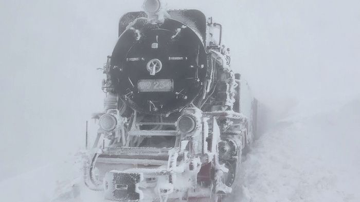 Ein Zug der Brockenbahn steckt derzeit im Schnee fest.