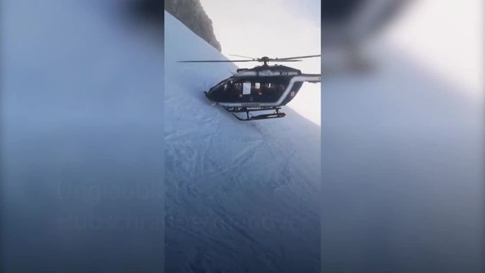 Unglaubliches Hubschraubermanöver in den Alpen