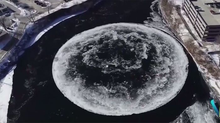 Seltenes Phänomen: Riesige Eis-Scheibe treibt auf Fluss