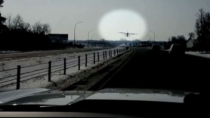 Autofahrer trauen ihren Augen nicht: Kleinflugzeug landet auf Highway