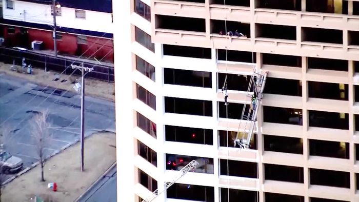 Außenlift abgestürzt: Arbeiter hängen an zwölfstöckigem Hotel