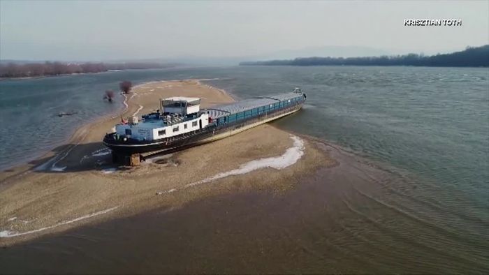 200-Tonnen-Frachtschiff in Donau auf Grund gelaufen