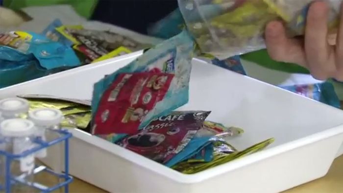 Greenpeace bringt Nestlé Plastikmüll zurück