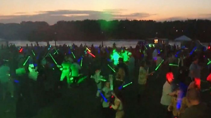 Weltrekord: 3860 Star-Wars-Fans kämpfen mit Lichtschwertern