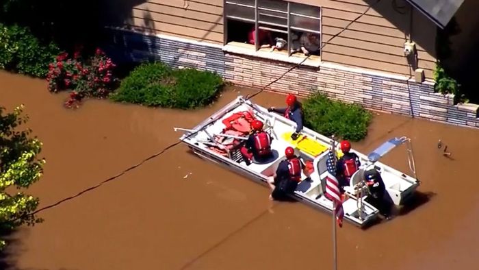 Schlimme Überflutungen in Oklahoma: Familie per Boot gerettet