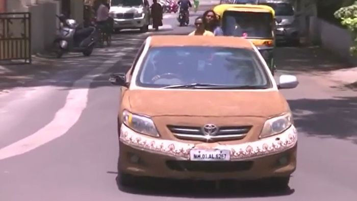 Kuhdung statt Klimaanlage: Inderin schützt Auto vor Hitze
